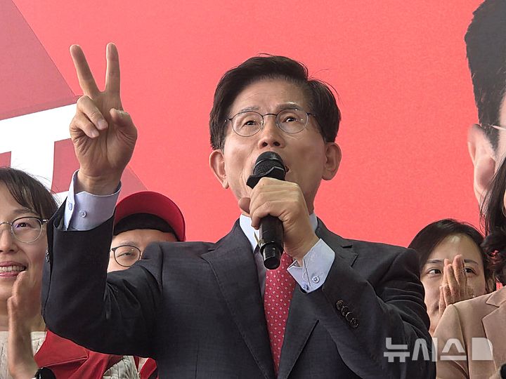 [원주=뉴시스] 이덕화 기자 = 김문수 전 대선 후보가 10일 강원 원주시 원강수 국민의힘 원주시장 예비후보 선거 캠프에서 열린 '열린 캠프' 개소식에서 손가락 두 개를 들어 보이며 지지를 호소하고 있다. 2026.05.10. wonder8768@newsis.com