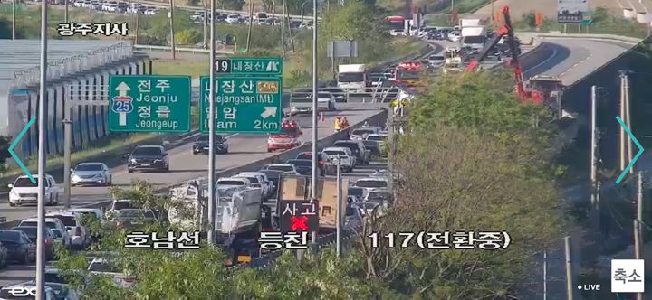 [정읍=뉴시스] 12일 오후 4시12분께 전북 정읍시를 지나는 호남고속도로 상행선에서 트럭간 사고로 사고 처리 및 차량 통제가 이뤄지고 있다. (사진=한국도로공사 고속도로 교통정보 내 CCTV 캡처) 2026.05.10. photo@newsis.com *재판매 및 DB 금지