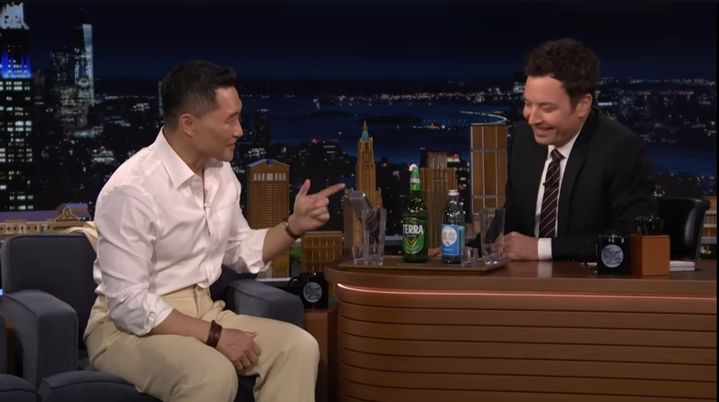 [서울=뉴시스] 배우 대니얼 대 킴이 지난 8일(현지시각) 미국 NBC '지미 팰런 쇼'에 출연해 한국식 폭탄주인 소맥 제조를 시연하고 있다. (사진=유튜브 'The Tonight Show Starring Jimmy Fallon' 캡처) 2026.05.10. 