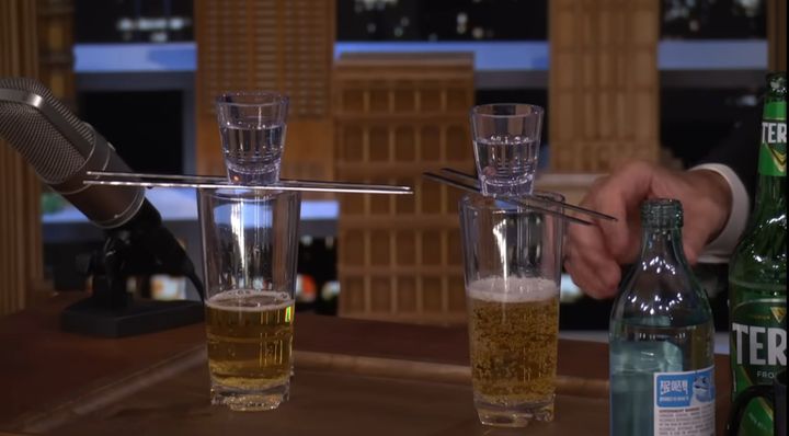 [서울=뉴시스] 지난 8일(현지시각) 미국 NBC '지미 팰런 쇼' 스튜디오 테이블 위에 맥주잔과 쇠젓가락, 소주잔을 이용한 한국식 폭탄주 소맥이 준비되어 있다. (사진=유튜브 'The Tonight Show Starring Jimmy Fallon' 캡처) 2026.05.10. 