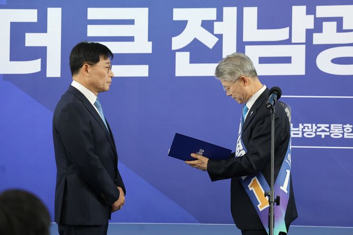 주은기 삼성전자 고문(전 삼성전자 부사장)에게 경제특별고문 위촉장 수여하는 민형배 후보. (사진=대전환 선대위 제공) *재판매 및 DB 금지