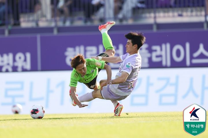[서울=뉴시스]K리그1 전북 이승우가 경합하고 있다. (사진=한국프로축구연맹 제공)