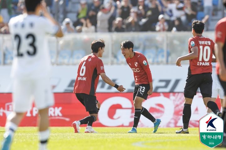 [서울=뉴시스]K리그2 부산 김현민 결승골. (사진=한국프로축구연맹 제공)