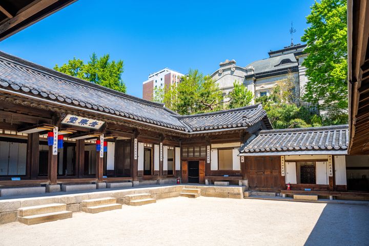 ‘운현궁’의 ‘이로당’과 그 너머로 보이는 ‘양관’. (사진=서울관광재단) *재판매 및 DB 금지