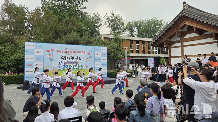 [베이징=뉴시스] 박정규 특파원 = 주중대사관이 9일 베이징과 톈진 지역 어린이 동반 가족들을 대상으로 개최한 '2026년 대사관저 개방 어린이날 행사'에서 태권도 시범단이 공연을 하고 있다. 2026.05.10 pjk76@newsis.com
