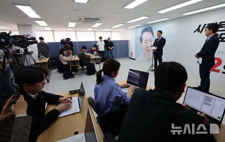 [서울=뉴시스] 권창회 기자 = 오세훈 국민의힘 서울시장 후보가 10일 서울 종로구 오세훈 캠프 사무실에서 교통공약 발표를 마치고 취재진 질의에 답하고 있다. 2026.05.10. kch0523@newsis.com