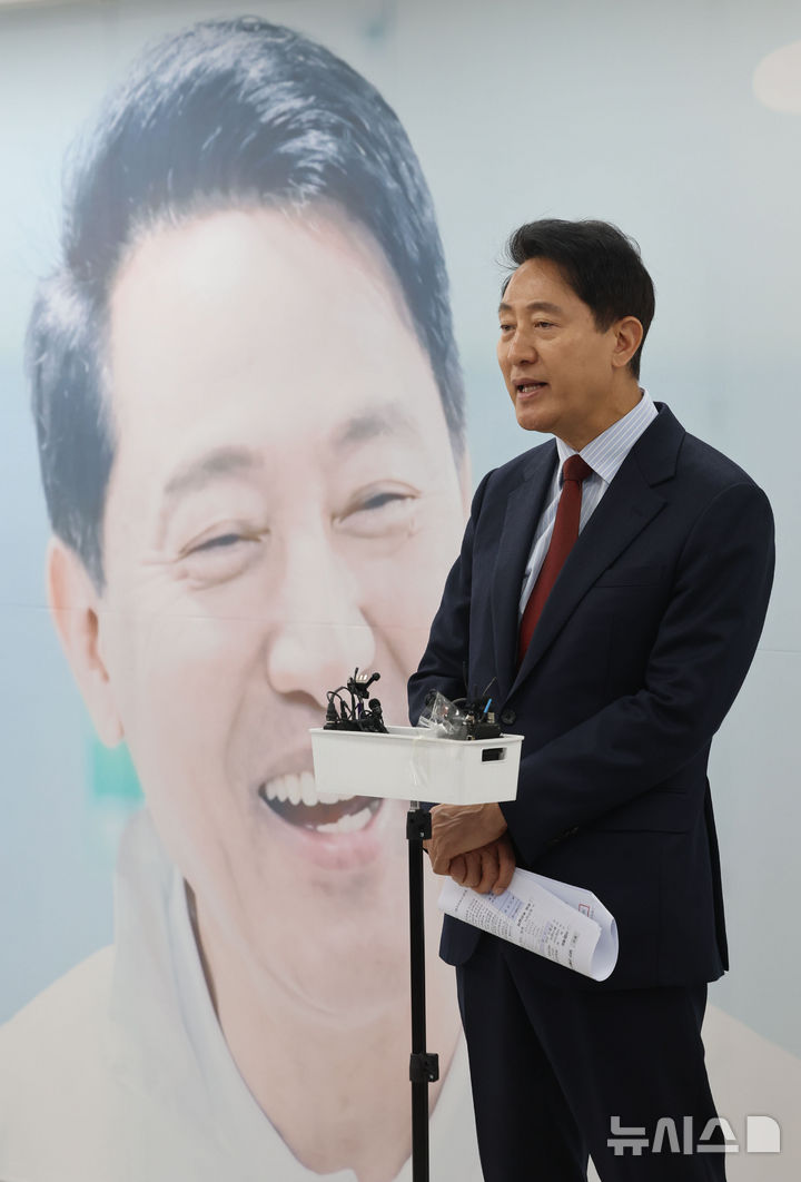 [서울=뉴시스] 권창회 기자 = 오세훈 국민의힘 서울시장 후보가 10일 서울 종로구 오세훈 캠프 사무실에서 교통공약 발표를 마치고 취재진 질의에 답하고 있다. 2026.05.10. kch0523@newsis.com