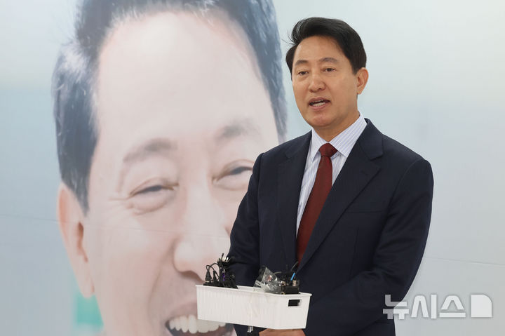 [서울=뉴시스] 권창회 기자 = 오세훈 국민의힘 서울시장 후보가 10일 서울 종로구 오세훈 캠프 사무실에서 교통공약 발표를 마치고 취재진 질의에 답하고 있다. 2026.05.10. kch0523@newsis.com