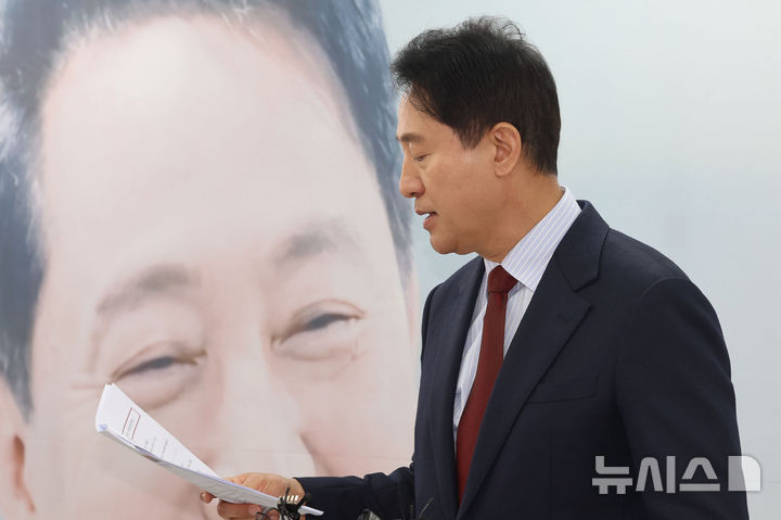 [서울=뉴시스] 권창회 기자 = 오세훈 국민의힘 서울시장 후보가 10일 서울 종로구 오세훈 캠프 사무실에서 교통공약 발표를 마치고 자료를 살펴보고 있다. 2026.05.10. kch0523@newsis.com