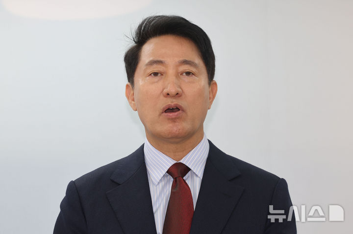[서울=뉴시스] 권창회 기자 = 오세훈 국민의힘 서울시장 후보가 10일 서울 종로구 오세훈 캠프 사무실에서 교통공약 발표를 마치고 취재진 질의에 답하고 있다. 2026.05.10. kch0523@newsis.com