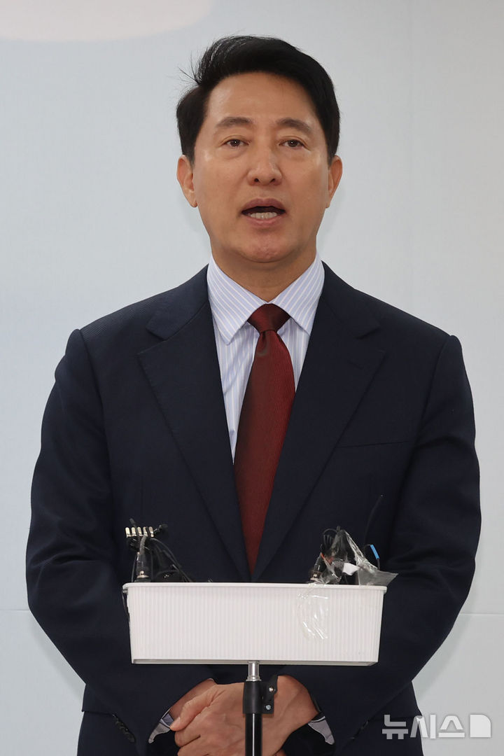 [서울=뉴시스] 권창회 기자 = 오세훈 국민의힘 서울시장 후보가 10일 서울 종로구 오세훈 캠프 사무실에서 교통공약 발표를 마치고 취재진 질의에 답하고 있다. 2026.05.10. kch0523@newsis.com