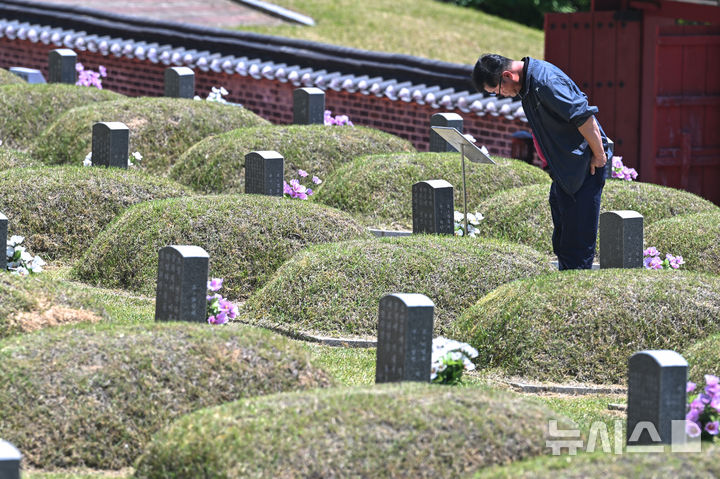 [광주=뉴시스] 이영주 기자 = 제46주기 5·18민주화운동 기념일을 8일 앞둔 10일 오전 광주 북구 운정동 국립5·18민주묘지에서 참배객들이 오월 영령을 추모하고 있다. 2026.05.10. leeyj2578@newsis.com