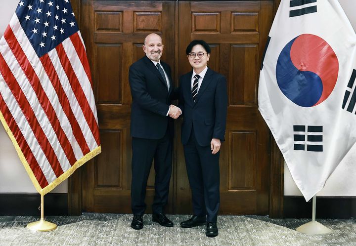 [서울=뉴시스] 김근수 기자 = 김정관 산업통상부 장관이 8일(현지 시간) 미국 워싱턴 DC 상무부 회의실에서 하워드 러트닉 미국 상무부 장관과 기념 촬영하고 있다. (사진= 산업통상부 제공) 2026.05.10. photo@newsis.com *재판매 및 DB 금지