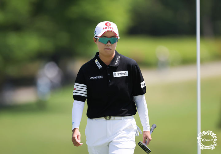 [서울=뉴시스] 김근수 기자 = 프로골퍼 김효주가 10일 경기 용인에 위치한 수원CC에서 열린 'NH투자증권 LADIES CHAMPIONSHIP' 마지막 라운드에서 그린파악을 하고 있다. (사진= KLPGA/박준석 제공) 2026.05.10. photo@newsis.com *재판매 및 DB 금지