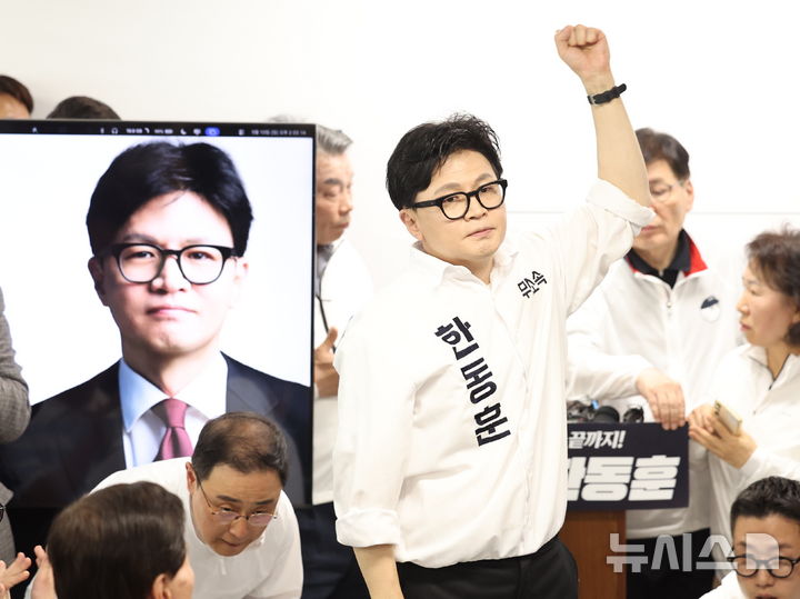 [부산=뉴시스] 최진석 기자 = 한동훈 무소속 6·3 국회의원 부산 북구갑 보궐선거 후보가 10일 부산 북구 선거 캠프에서 열린 선거 사무소 개소식에서 인사하고 있다. 2026.05.10. myjs@newsis.com