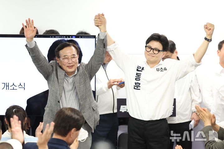 [부산=뉴시스] 최진석 기자 = 한동훈 무소속 6·3 국회의원 부산 북구갑 보궐선거 후보가 10일 부산 북구 선거 캠프에서 열린 선거 사무소 개소식에서 서병수 명예선대위원장과 인사하고 있다. 2026.05.10. myjs@newsis.com