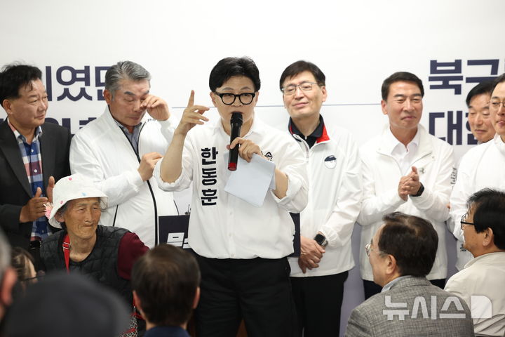 [부산=뉴시스] 최진석 기자 = 한동훈 무소속 6·3 국회의원 부산 북구갑 보궐선거 후보가 10일 부산 북구 선거 캠프에서 열린 선거 사무소 개소식에서 참석자 소개를 하고 있다. 2026.05.10. myjs@newsis.com
