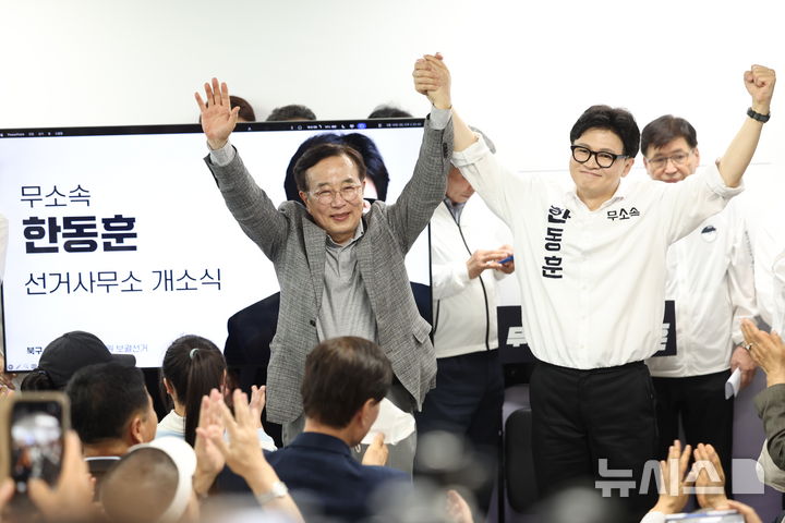 [부산=뉴시스] 최진석 기자 = 한동훈 무소속 6·3 국회의원 부산 북구갑 보궐선거 후보가 10일 부산 북구 선거 캠프에서 열린 선거 사무소 개소식에서 서병수 명예선대위원장과 인사하고 있다. 2026.05.10. myjs@newsis.com