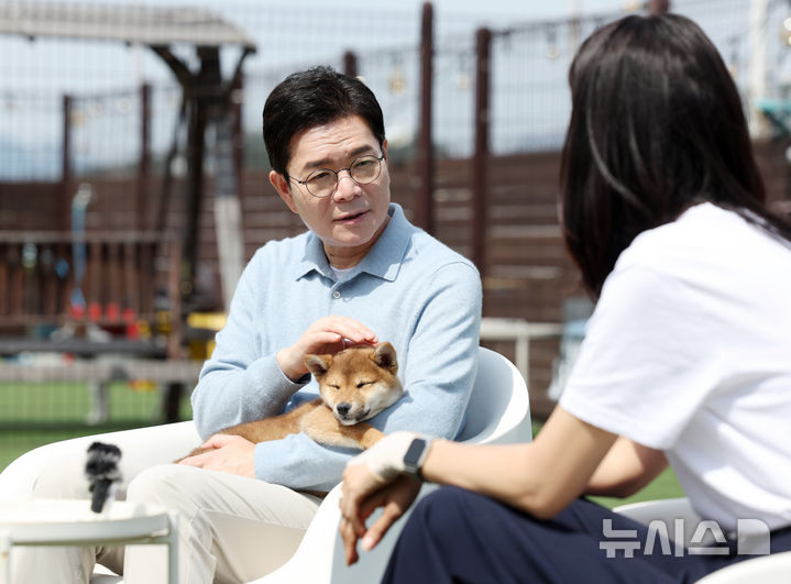 [서울=뉴시스] 김진아 기자 = 정원오 더불어민주당 서울시장 후보가 10일 서울 동대문구 도그어스플래닛에서 진행된 '정원오가 간다-찾아가는 서울人터뷰 반려동물편'에서 김효진 도그어스플래닛 대표와 대화를 나누고 있다. 2026.05.10. bluesoda@newsis.com
