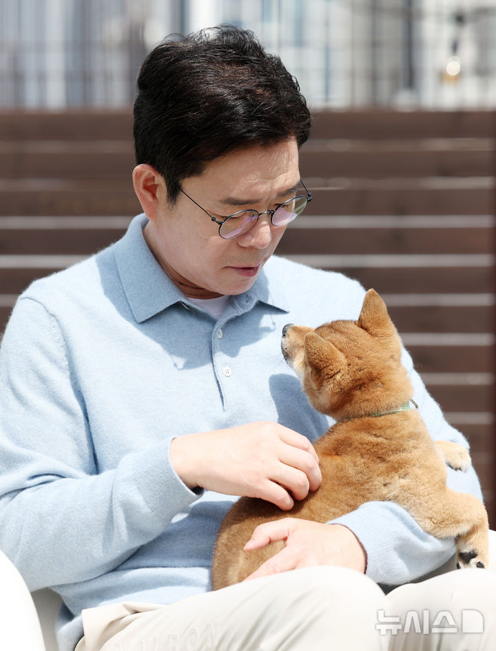 [서울=뉴시스] 김진아 기자 = 정원오 더불어민주당 서울시장 후보가 10일 서울 동대문구 도그어스플래닛에서 진행된 '정원오가 간다-찾아가는 서울人터뷰 반려동물편'에서 강아지를 쓰다듬고 있다. 2026.05.10. bluesoda@newsis.com