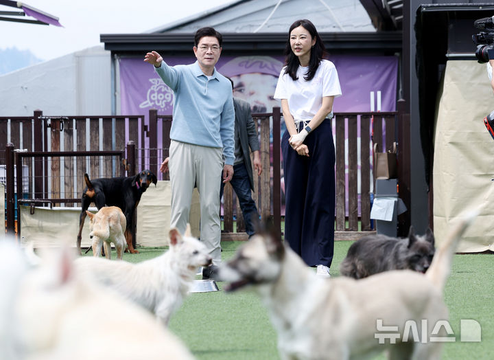 [서울=뉴시스] 김진아 기자 = 정원오 더불어민주당 서울시장 후보가 10일 서울 동대문구 도그어스플래닛에서 진행된 '정원오가 간다-찾아가는 서울人터뷰 반려동물편'에서 김효진 도그어스플래닛 대표와 대화를 하고 있다. 2026.05.10. bluesoda@newsis.com