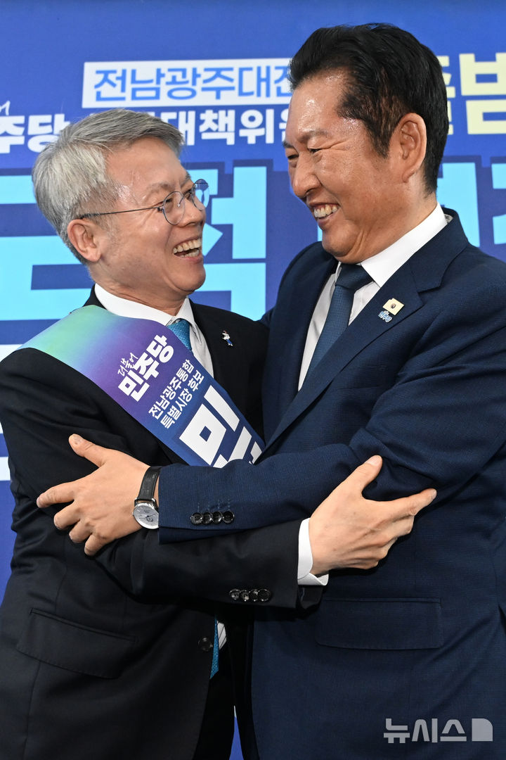[광주=뉴시스] 이영주 기자 = 더불어민주당 정청래(오른쪽) 당대표와 민형배 전남광주통합특별시장 후보가 10일 오후 광주 서구 민 후보의 전남광주대전환 선거대책위원회 사무소에서 열린 출범식에 참여해 포옹하고 있다. 2026.05.10. leeyj2578@newsis.com