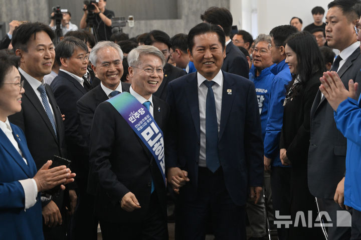 [광주=뉴시스] 이영주 기자 = 더불어민주당 정청래(가운데 오른쪽) 당대표와 민형배(가운데 왼쪽) 전남광주통합특별시장 후보가 10일 오후 광주 서구 민 후보의 전남광주대전환 선거대책위원회 사무소에서 열린 출범식에 참여하고 있다 2026.05.10. leeyj2578@newsis.com