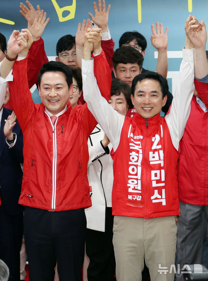  [부산=뉴시스] 하경민 기자 = 장동혁 국민의힘 대표와 송언석 원내대표가 10일 부산 북구의 한 건물에서 열린 박민식 부산 북구갑 국회의원 보궐선거 후보 선거사무소 개소식에 참석, 박 후보 등과 손을 들고 인사하고 있다. 2026.05.10. yulnetphoto@newsis.com