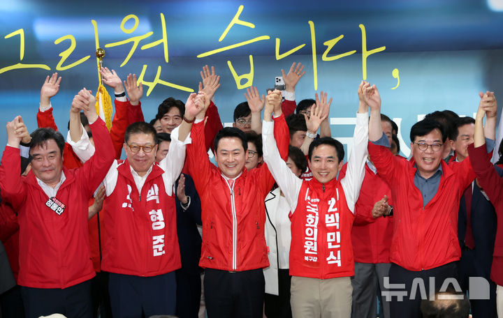  [부산=뉴시스] 하경민 기자 = 장동혁 국민의힘 대표와 송언석 원내대표가 10일 부산 북구의 한 건물에서 열린 박민식 부산 북구갑 국회의원 보궐선거 후보 선거사무소 개소식에 참석, 박 후보 등과 손을 들고 인사하고 있다. 2026.05.10. yulnetphoto@newsis.com
