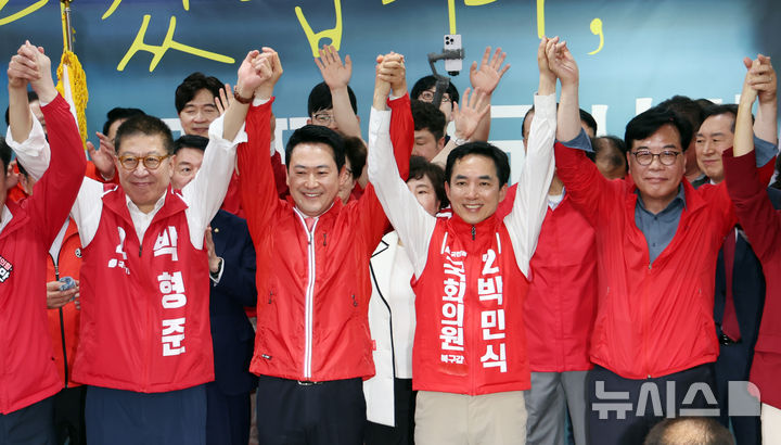  [부산=뉴시스] 하경민 기자 = 장동혁 국민의힘 대표와 송언석 원내대표가 10일 부산 북구의 한 건물에서 열린 박민식 부산 북구갑 국회의원 보궐선거 후보 선거사무소 개소식에 참석, 박 후보 등과 손을 들고 인사하고 있다. 2026.05.10. yulnetphoto@newsis.com