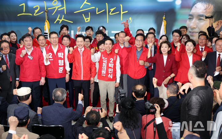 [부산=뉴시스] 하경민 기자 = 장동혁 국민의힘 대표와 송언석 원내대표가 10일 부산 북구의 한 건물에서 열린 박민식 부산 북구갑 국회의원 보궐선거 후보 선거사무소 개소식에 참석, 박 후보 등과 파이팅을 외치고 있다. 2026.05.10. yulnetphoto@newsis.com