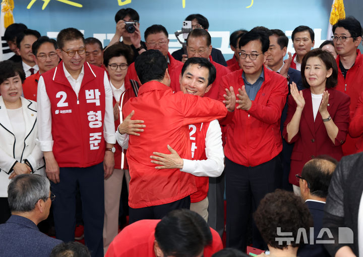  [부산=뉴시스] 하경민 기자 = 장동혁 국민의힘 대표와 송언석 원내대표가 10일 부산 북구의 한 건물에서 열린 박민식 부산 북구갑 국회의원 보궐선거 후보 선거사무소 개소식에 참석, 박 후보와 포옹하고 있다. 2026.05.10. yulnetphoto@newsis.com