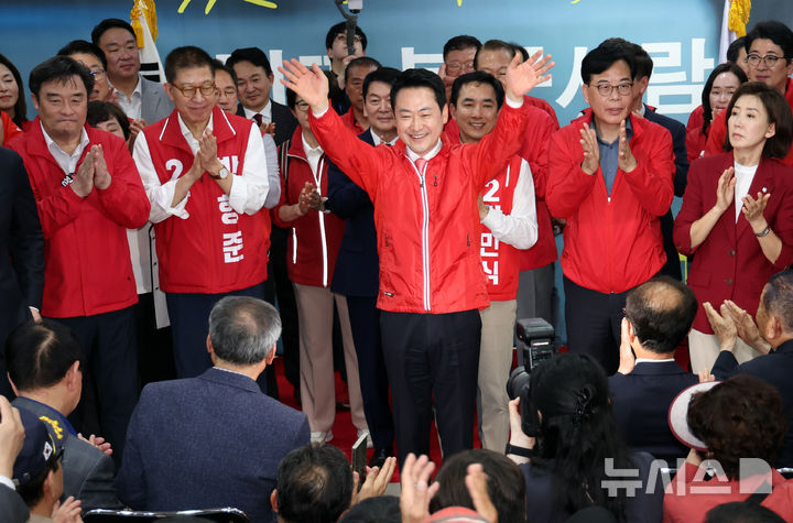  [부산=뉴시스] 하경민 기자 = 장동혁 국민의힘 대표와 송언석 원내대표가 10일 부산 북구의 한 건물에서 열린 박민식 부산 북구갑 국회의원 보궐선거 후보 선거사무소 개소식에 참석, 지지자들에게 인사하고 있다. 2026.05.10. yulnetphoto@newsis.com