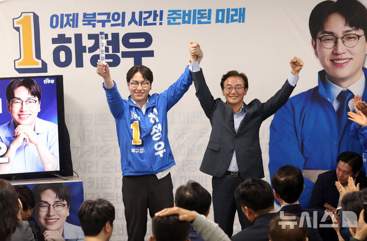  [부산=뉴시스] 하경민 기자 = 하정우 더불어민주당 부산 북구갑 국회의원 보궐선거 후보가 10일 부산 북구의 한 건물에서 자신의 선거사무소 개소식을 열고 전재수 부산시장 후보로부터 '북구의 미래'라고 적힌 바통을 넘겨받은 뒤 손을 들어 인사하고 있다. 2026.05.10. yulnetphoto@newsis.com