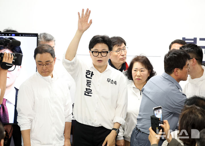 [부산=뉴시스] 최진석 기자 = 한동훈 무소속 6·3 국회의원 부산 북갑 보궐선거 후보가 10일 부산 북구 선거 캠프에서 열린 개소식에서 인사하고 있다. 2026.05.10. myjs@newsis.com