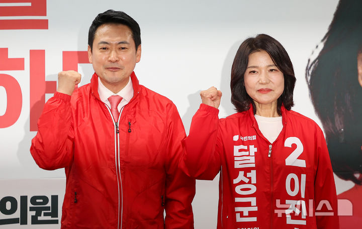 [대구=뉴시스] 이무열 기자 = 장동혁 국민의힘 대표와 이진숙 대구 달성군 국회의원 보궐선거 예비후보가 10일 대구 달성군 선거사무소 개소식에서 기념촬영을 하고 있다. 2026.05.10. lmy@newsis.com