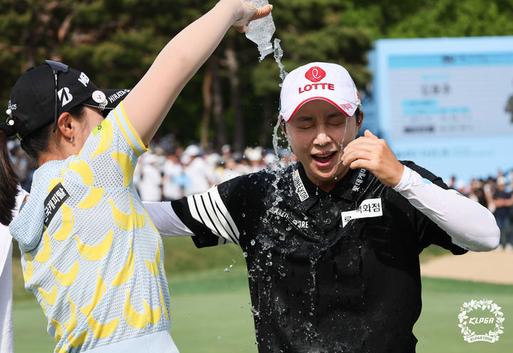 [서울=뉴시스] 김효주가 10일 경기도 용인의 수원 컨트리클럽 뉴코스(파72)에서 열린 NH투자증권 레이디스 챔피언십 최종 라운드에서 우승 확정 후 축하 물세례를 받고 있다. (사진=KLPGA 제공) 2026.05.10. photo@newsis.com *재판매 및 DB 금지