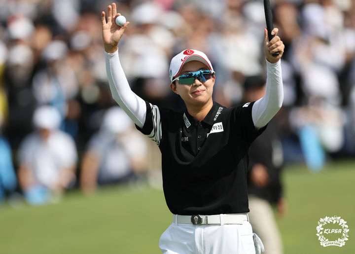 [서울=뉴시스] 김효주가 10일 경기도 용인의 수원 컨트리클럽 뉴코스(파72)에서 열린 NH투자증권 레이디스 챔피언십 최종 라운드에서 우승 확정 후 기뻐하고 있다. (사진=KLPGA 제공) 2026.05.10. photo@newsis.com *재판매 및 DB 금지