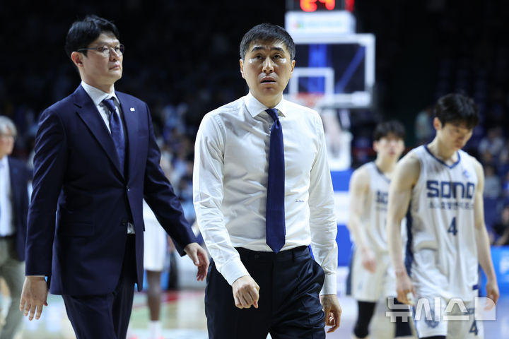 [부산=뉴시스] 최진석 기자 = 10일 부산사직실내체육관에서 열린 2025~2026시즌 LG전자 프로농구 챔피언결정전 고양 소노와 부산 KCC의 4차전, KCC 이상민 감독이 2쿼터를 마치고 이동하고 있다. 2026.05.10. myjs@newsis.com