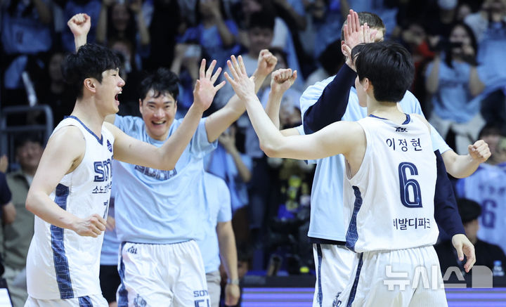 [부산=뉴시스] 최진석 기자 = 소노 이정현이 10일 부산사직실내체육관에서 열린 2025~2026시즌 LG전자 프로농구 챔피언결정전 고양 소노와 부산 KCC의 4차전에서 81대80으로 승리 뒤 동료들과 기뻐하고 있다. 2026.05.10. myjs@newsis.com