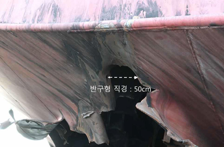 [서울=뉴시스] 외교부는 10일 "호르무즈 해협에 정박중이던 HMM 나무호 관련 정부 합동 조사단이 현장 조사를 지난 8일 실시했다"며 "조사 결과 지난 4일 미상의 비행체가 HMM 선미를 타격한 것으로 확인됐다"고 밝혔다. 박일 외교부 대변인은 이날 브리핑에서 "CCTV 영상에 해당 비행체가 포착됐으나 발사 주체 정확한 기종 및 물리적 크기 등을 확인하기에는 제약이 있는 상황"이라며 "현장에서 수거된 비행체 엔진 잔해 등을 추가 분석할 예정"이라고 말했다. 사진은 미상의 비행체 타격으로 훼손된 나무호 선체 모습. (사진=외교부 제공) 2026.05.10. photo@newsis.com *재판매 및 DB 금지