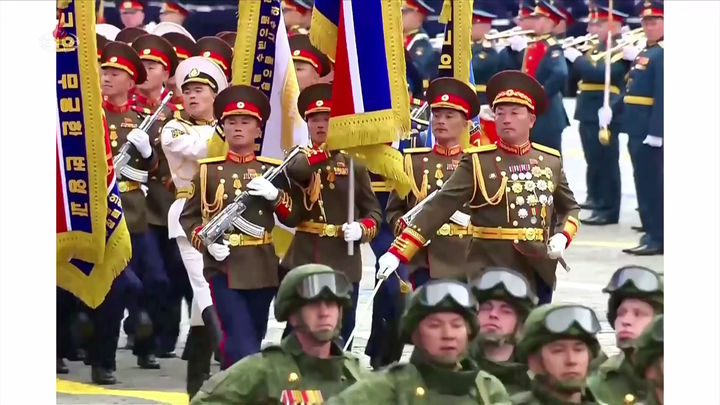 [서울=뉴시스] 지난 9일 러시아 모스크바 붉은광장에서 열린 러시아 전승절 81주년 기념 열병식에 북한군이 참가했다고 조선중앙TV가 10일 보도했다. (사진=조선중앙TV 캡처) 2026.05.10. photo@newsis.com *재판매 및 DB 금지