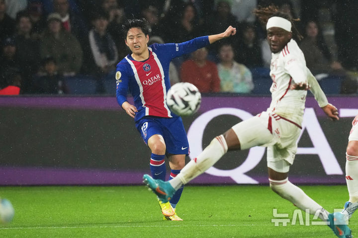 [파리=AP/뉴시스] 파리 생제르맹(PSG)의 이강인이 10일(현지 시간) 프랑스 파리의 파르크 데 프랭스에서 열린 2025-26 리그앙 33라운드 브레스트와 경기 중 슛을 시도하고 있다. 이강인은 53분을 소화하고 데지레 두에와 교체됐다. 두에는 이후 결승 골을 넣어 PSG가 1-0으로 승리하며 리그 우승에 승점 1점만을 남겨뒀다. 2026.05.11.