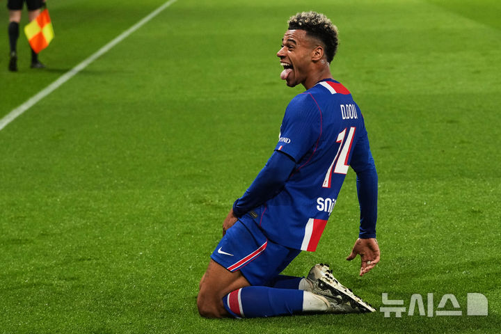 [파리=AP/뉴시스] 파리 생제르맹(PSG)의 데지레 두에가 10일(현지 시간) 프랑스 파리의 파르크 데 프랭스에서 열린 2025-26 리그앙 33라운드 브레스트와 경기 후반 37분 선제 결승 골을 넣은 후 세리머니하고 있다. 이강인과 교체해 들어온 두에가 결승 골을 넣어 PSG가 1-0으로 승리하며 리그 우승에 승점 1점만을 남겨뒀다. 2026.05.11.