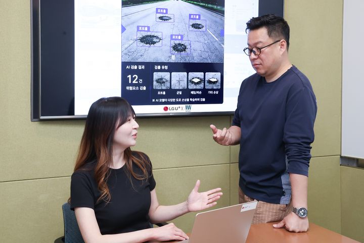 [서울=뉴시스] LG유플러스는 도로관리 솔루션 전문기업 밀리웨이와 초정밀측위(RTK)에 인공지능(AI)을 결합한 'AI 도로 위험 관제시스템'을 경기 용인특례시에 확대 적용했다고 밝혔다. 사진은 LG유플러스 임직원이 관제시스템을 소개하는 모습. (사진=LGU+ 제공) 2026.05.11. photo@newsis.com *재판매 및 DB 금지