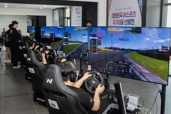 [서울=뉴시스] LG전자 초고화질 올레드 모니터와 TV가 현대차의 레이싱 시뮬레이터인 '현대 N 레이싱 시뮬레이터'에 탑재돼 압도적인 화질로 실제 같은 드라이빙 경험을 제공한다. 사진은 지난 8일 현대 N 페스티벌 1라운드에서 개최된 아이치·나고야 아시안게임 ‘그란 투리스모 7’ 국가대표 선발전 모습. (사진=LG전자 제공). 2026.05.11.photo@newsis.com *재판매 및 DB 금지