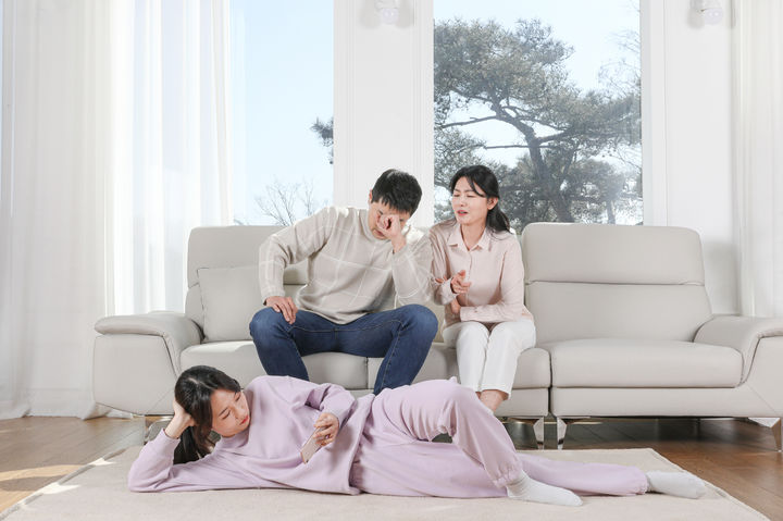 [서울=뉴시스] 성인이 돼 독립하지 않은 자녀에게 월세와 휴대전화 요금 등을 부담하도록 한 '동거 계약서'를 두고 온라인상에서 갑론을박이 벌어졌다. (사진=유토이미지) *재판매 및 DB 금지