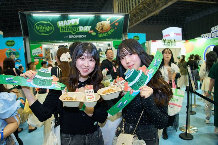 케이콘 재팬 2026(KCON JAPAN 2026)을 찾은 일본 소비자들이 비비고 부스에서 비비고 만두와 미초 세트를 즐기고 있다. (사진=CJ제일제당 제공) *재판매 및 DB 금지