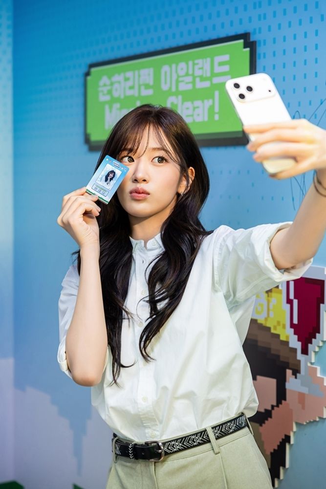 [서울=뉴시스] 지난달 30일 순하리찐 아일랜드에 방문한 브랜드 모델 안유진(사진=롯데칠성음료 제공) *재판매 및 DB 금지