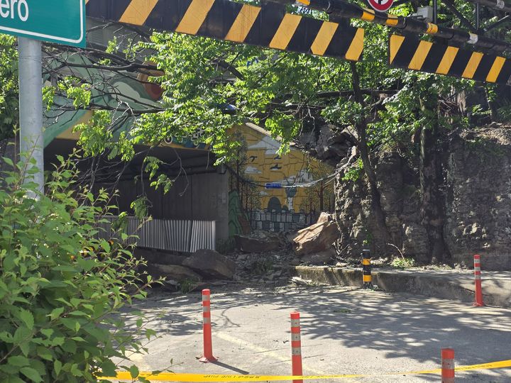 [대구=뉴시스] 지난 8일 오전 10시47분께 남구 봉덕동 용두길 인근 지하통로 옆 절개지에서 암석이 떨어져 도로변을 지나던 50대 남성 A씨가 매몰됐다. 사고 직후 소방·경찰·남구청 등 88명의 인력과 차량 9대가 투입돼 긴급 구조 작업을 벌여 1t 규모의 암석에 매몰된 A씨를 수습, 인근 병원으로 이송했으나 끝내 숨졌다. (사진=뉴시스DB) 2026.05.11. photo@newsis.com *재판매 및 DB 금지